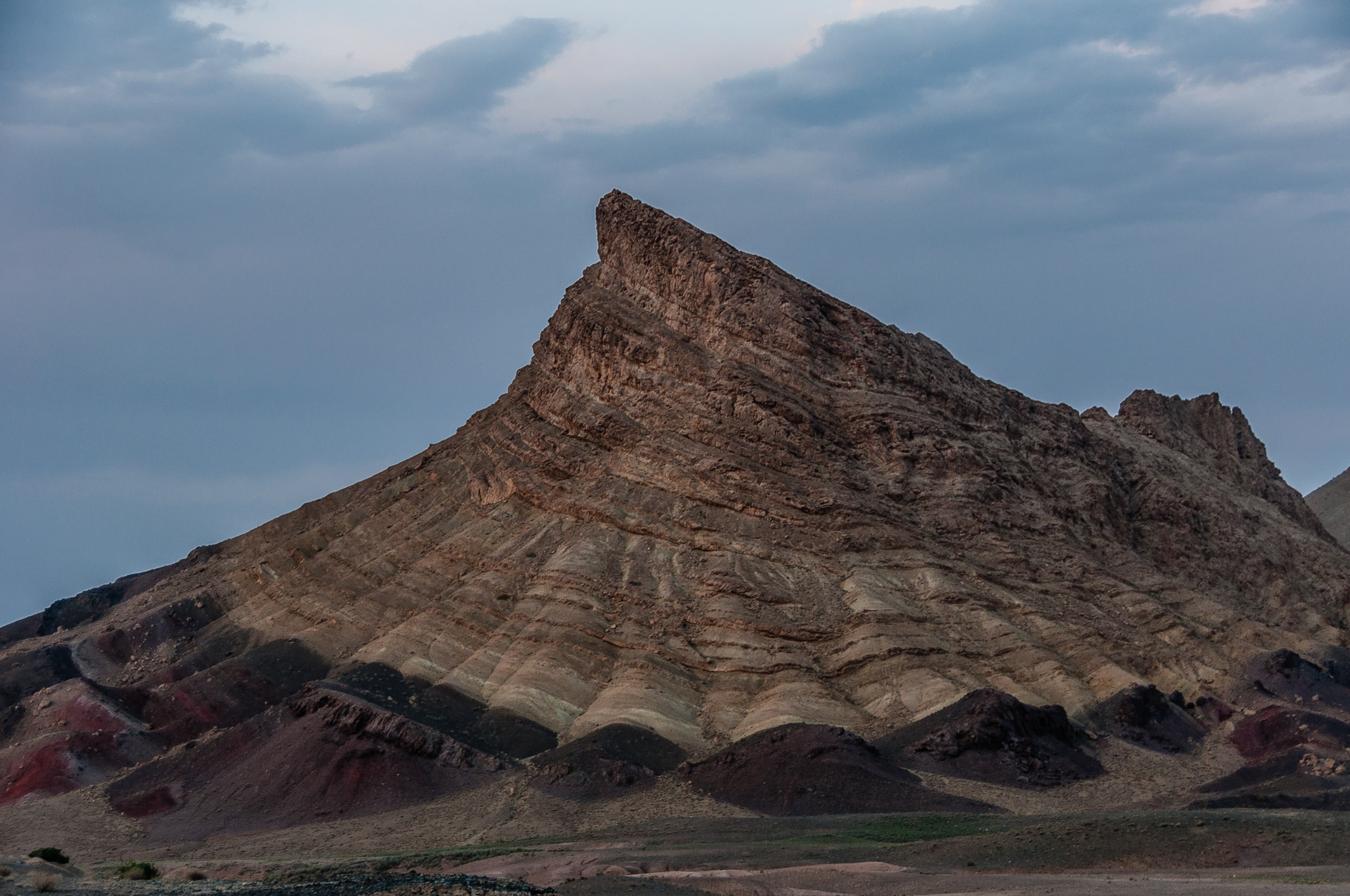 064-سازند قم قرمز زیرین، کنار اتوبان نزدیک نطنز-min.jpg